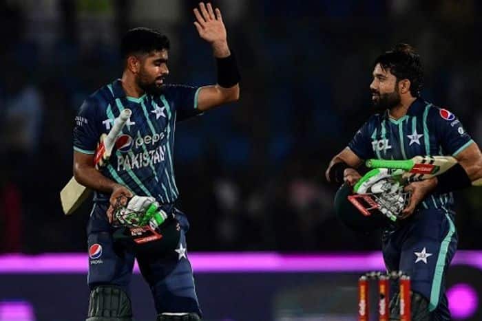 बाबर आजम की सेंचुरी, रिजवान का साथ- पाकिस्तान ने इंग्लैंड को दी 10 विकेट से मात